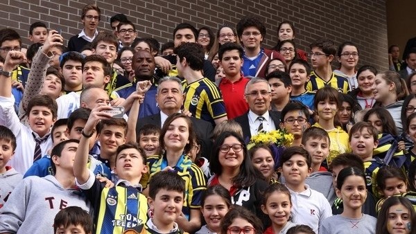 Fenerbahçeli futbolcular öğrencilerle buluştu