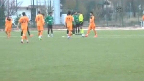 Amatör maçta kavga