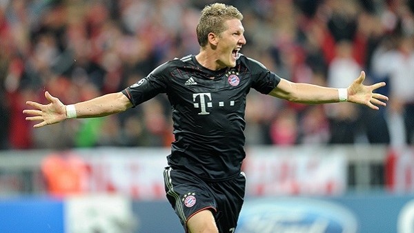 Bastian Schweinsteiger frikikten astı!