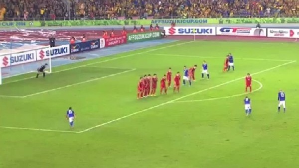 Malezyalı Oyuncudan Harika Frikik