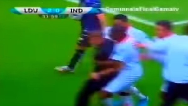 Teknik direktör hakeme saldırdı!