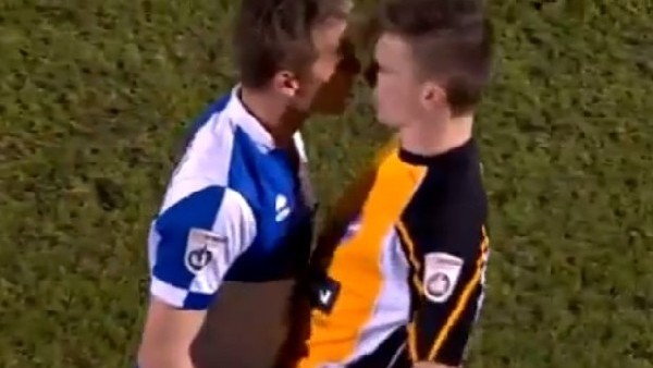 Rakibini dudaklarından öpen futbolcu