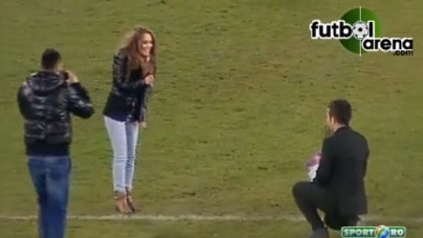 Sahanın ortasında evlilik teklifi yaptı