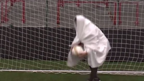 Sahaya hayalet girdi, topu alıp gitti!