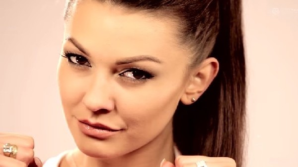 Eşi gibi futbola yetenekli güzel