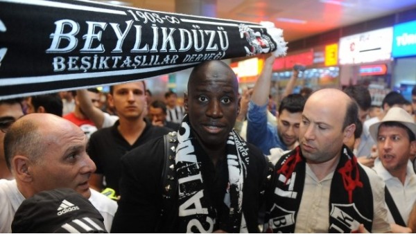 Demba Ba'nın beresini alıp kaçtı!