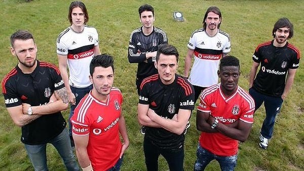 Beşiktaş'ta toplu imza töreni