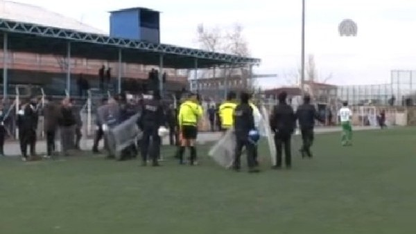 Amatör maçta çıkan kavgada bir oyuncu darbedildi