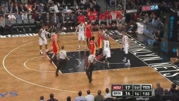 NBA'de 2 yıldız saha ortasında kavga etti