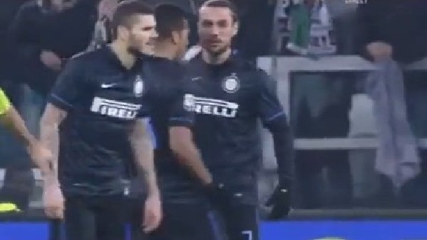 Osvaldo ile Icardi birbirlerine girdiler!