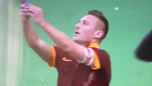 Totti golü attı, selfie çekti!