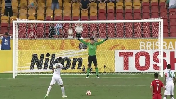 Penaltıyı dizleriyle kurtardı