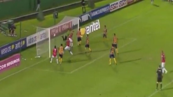 Kornerden muhteşem gol attı