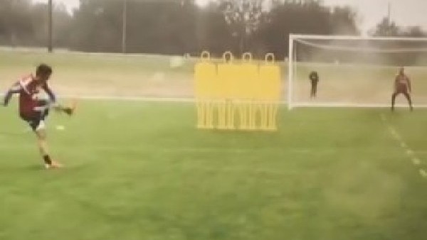 Hakan Çalhanoğlu antrenmanda frikik çalışıyor