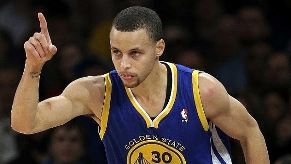 Stephen Curry'den inanılmaz pas