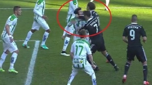 Cristiano Ronaldo'dan rakibine yumruk!