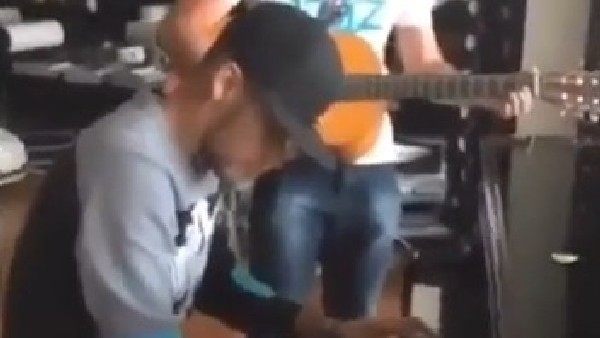 Neymar piyano çalıyor