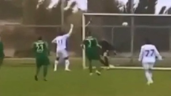 Kaleci rüzgardan kendi kalesine gol attı
