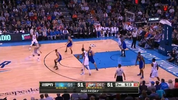 Russell Westbrook'tan en şanslı smaç!