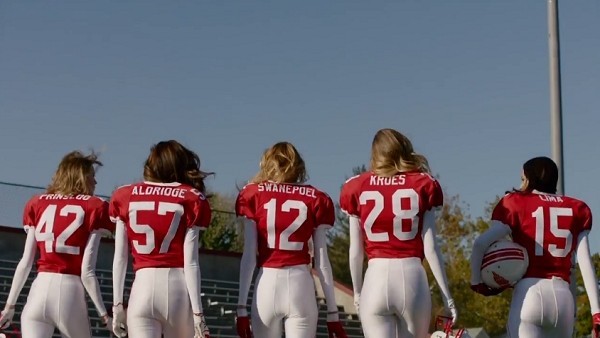 Victoria's Secret melekleri futbol oynadı