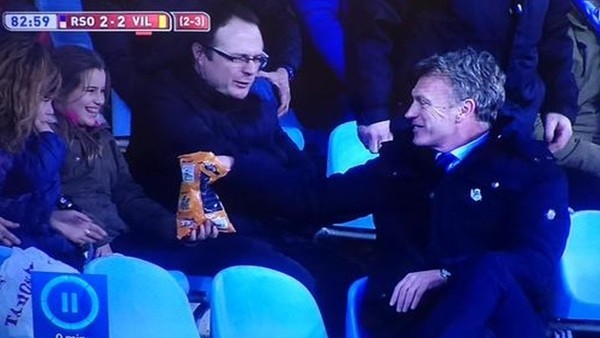 Tribüne gönderilen Moyes çoçukların cipsini yedi