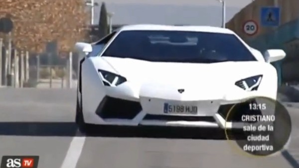 Cristiano Ronaldo antrenmana yeni Lamborghini ile geldi