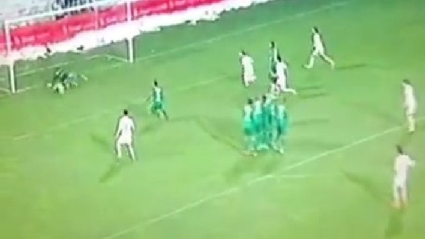 Enes Ünal kaleye geçti kurtarış yaptı