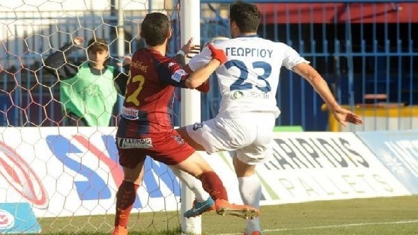 Gol için vurdu, eliyle kesti!