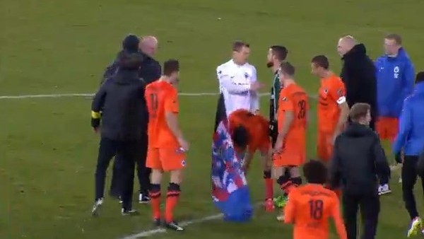 Sahanın ortasına bayrağı dikti!