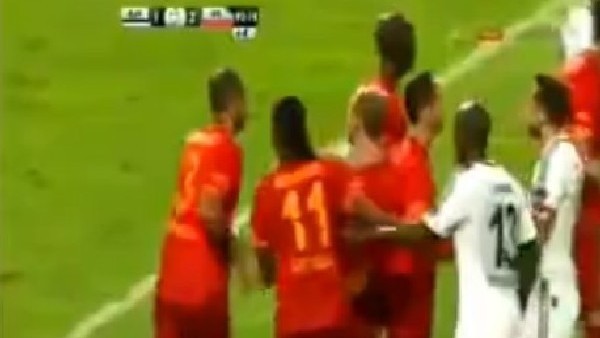 Melo kırmızı kartı gördü, ortalık karıştı!