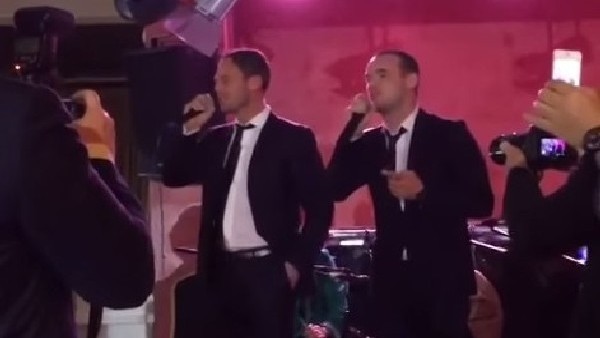 Sneijder şarkı söylüyor