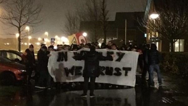 ultrAslan Sneijder'in babasının evine gitti