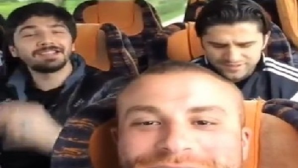 Gökhan Töre ve Tolga Zengin şarkı söyledi
