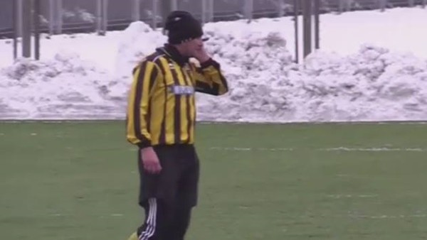 Futbol maçında telefonla konuşan adam