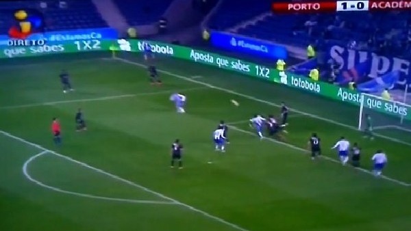 Jackson Martinez'den enfes gol