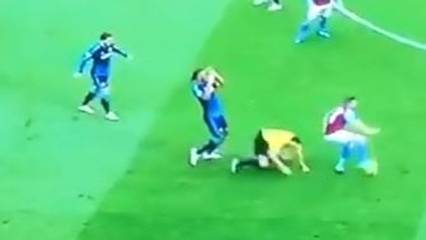 Drogba az kalsın hakemi eziyordu!