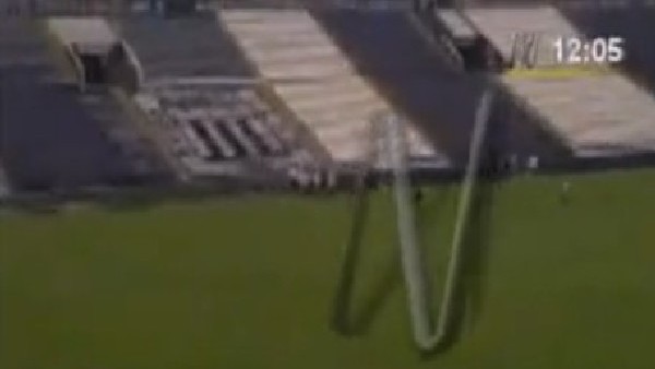 Taraftarlar antrenmanı basıp futbolculara saldırdı!