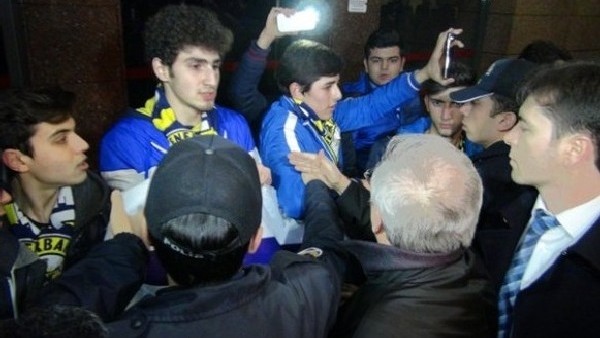 Aziz Yıldırım ve taraftarlar arasında gerginli