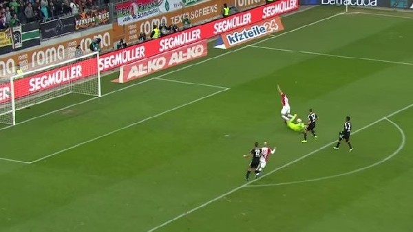 Suratına tekme yedi ama oyunu bırakmadı!