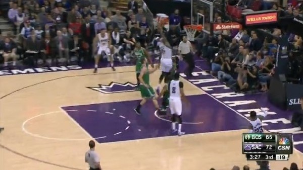 DeMarcus, Jae Crowder'in üstünden uçarak smacı bastı