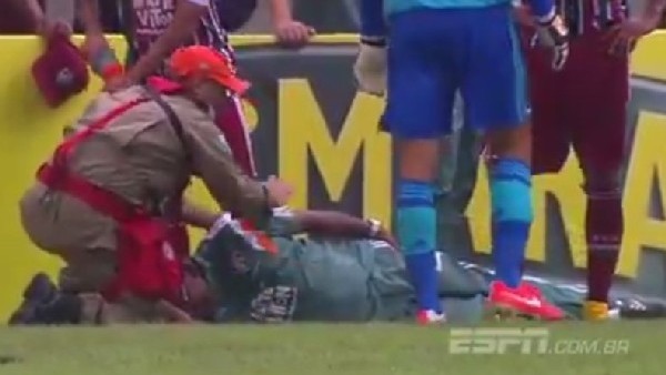 Sahaya giren sağlık görevlisi de sakatlandı