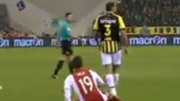 Hollanda'da Arda turan vakası! Hakeme krampon fırlattı!