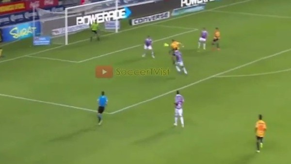 Tek vuruşla enfes bir gol attı!