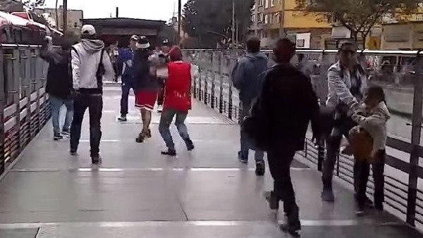 Taraftarlar birbirlerine bıçak çekti!