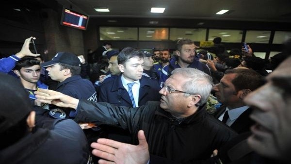 Aziz Yıldırım ile taraftar arasında gerginlik 