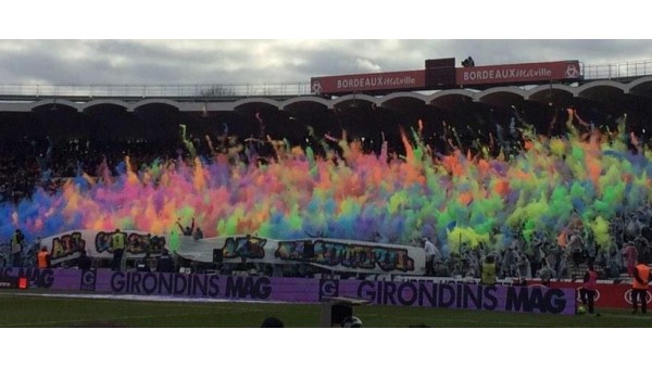 Bordeaux taraftarlarından eşi benzeri görülmemiş tribün şovu