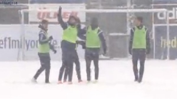 Mehmet Topuz ve Webo'nun Kar Topu Savaşı