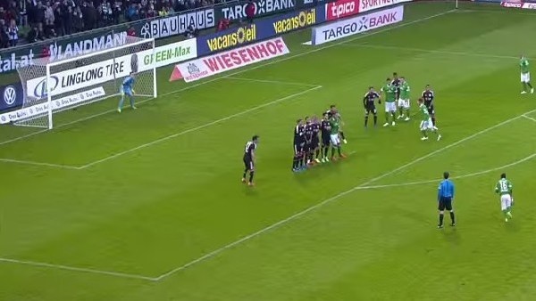 Bremen'li oyuncudan muhteşem frikik golü