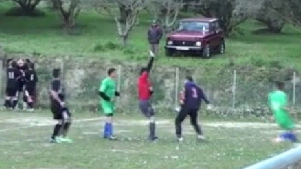 Hakeme uçan tekmeyle saldırdı!