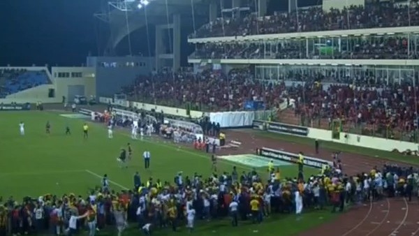 Gana - Ekvator Ginesi maçında saha karıştı